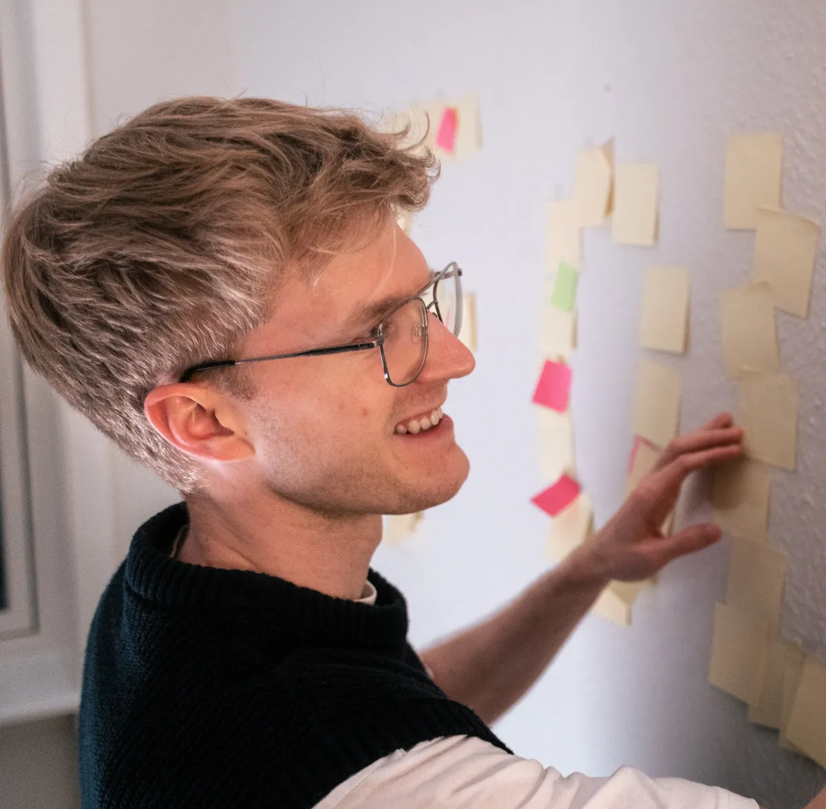 Rådgiver fra Zoluvisor kortlægger en proces med post-its på en væg